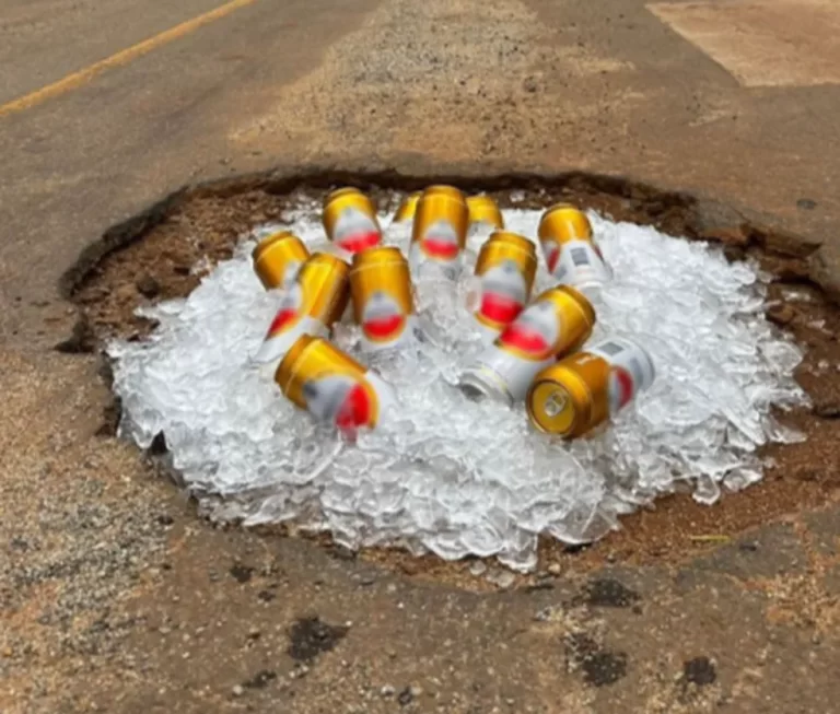 Gelo e Cerveja em Buraco na Rua